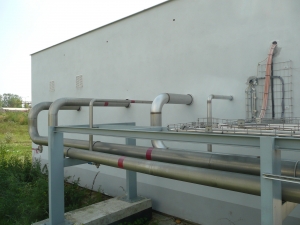 Potrubí z místnosti s ovládacími armaturami