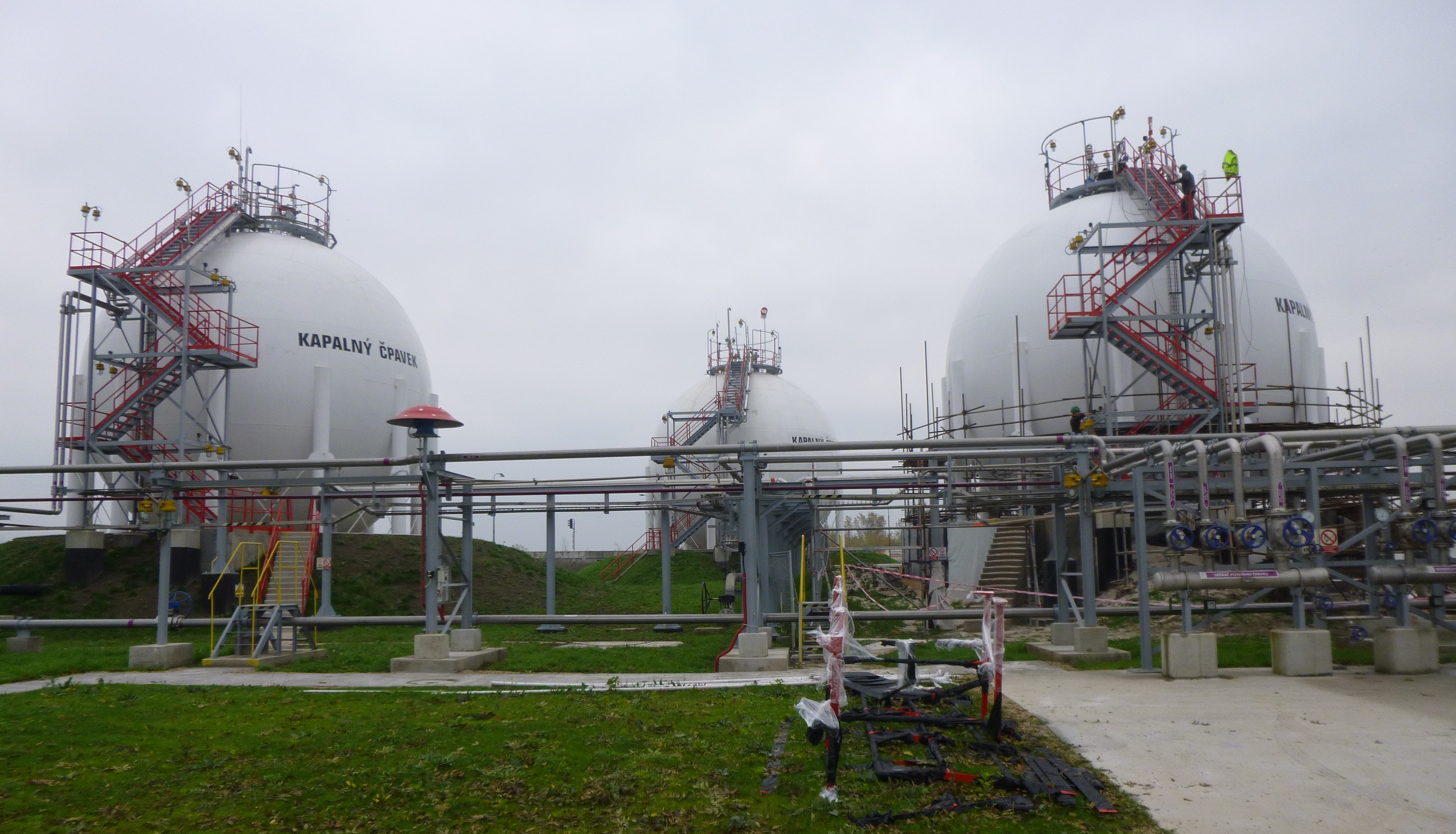 Zkrápění rizikových míst a vodní clona kulového zásobníku